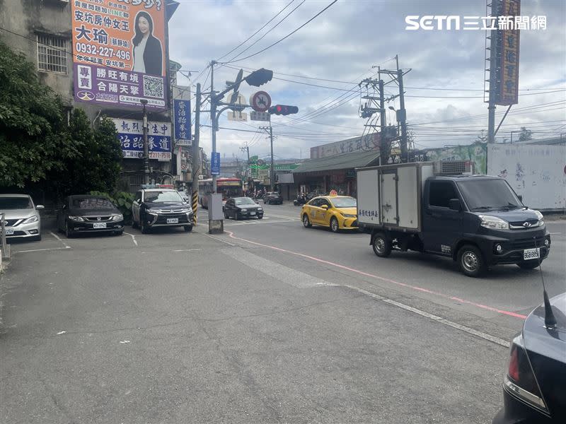 張姓警員左轉要回到駐地停車場時，不慎輾到盧姓婦人的腳。（圖／翻攝畫面）