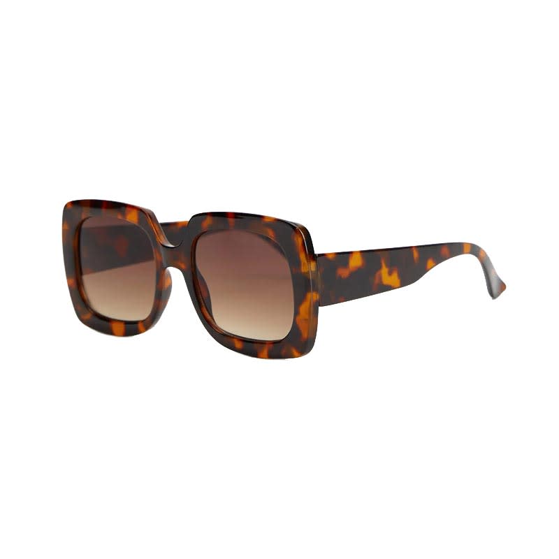 <p>En polycarbonate et cuivre, Mango, <a href="https://shop.mango.com/fr/femme/lunette-de-soleil/lunettes-de-soleil-oversize-ecaille_77090513.html" rel="nofollow noopener" target="_blank" data-ylk="slk:www.mango.com;elm:context_link;itc:0;sec:content-canvas" class="link ">www.mango.com</a>, 15,99 €</p>