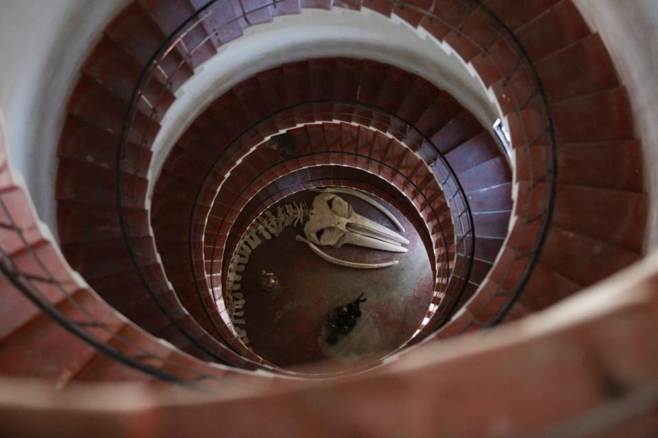 Las escaleras en espiral hacia lo alto del faro, una imagen que impacta a quienes entran por primera vez