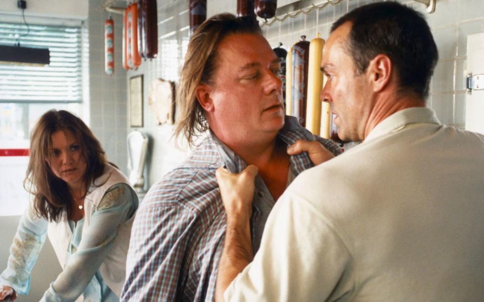 "Die Liebe der Schlachter" (2003): Der Bremer "Tatort" wurde vor allem in den Boulevardmedien zum Skandal gemacht. Ein Mann landet darin mit dem Rücken an einem Fleischerhaken und stirbt. Die explizite Darstellung dieser Tat sorgte für Aufsehen, wenngleich nicht lange. Im Bild: Maja Maranow, Peter Kurth (Mitte) und Hannes Jaenicke.