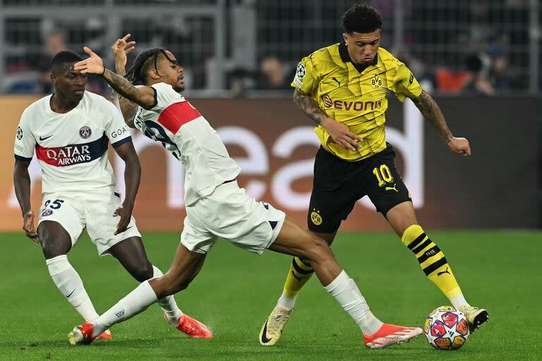 Jadon Sancho, la figura del partido, elude a Bradley Barcola; Borussia Dortmund y el reto de volver a jugar la final en Wembley, como en 2013