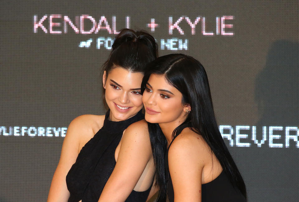 MELBOURNE, AUSTRALIA - NOVEMBER 18:  Kendall Jenner and Kylie Jenner arrive at Chadstone Shopping Centre on November 18, 2015 in Melbourne, Australia.  (Photo by Scott Barbour/Getty Images)