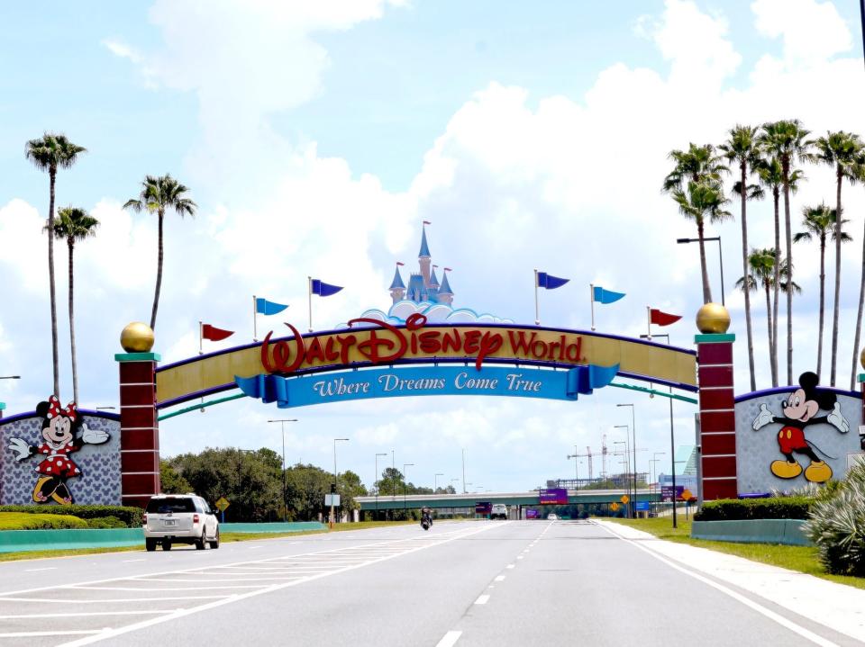 A view of the Walt Disney World entrance sign.