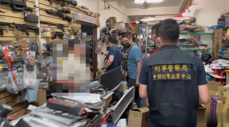 廖嫌以玩具店當掩護，改造模型槍販售，為躲避查緝將槍身槍管拆開賣，以「遙控車」等代號交易。(圖／翻攝畫面)