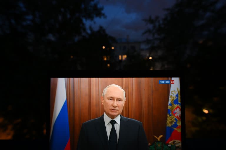 Esta fotografía muestra al presidente de Rusia, Vladimir Putin, que se ve en la pantalla de una computadora portátil, haciendo una declaración en Moscú, el 26 de junio de 2023.