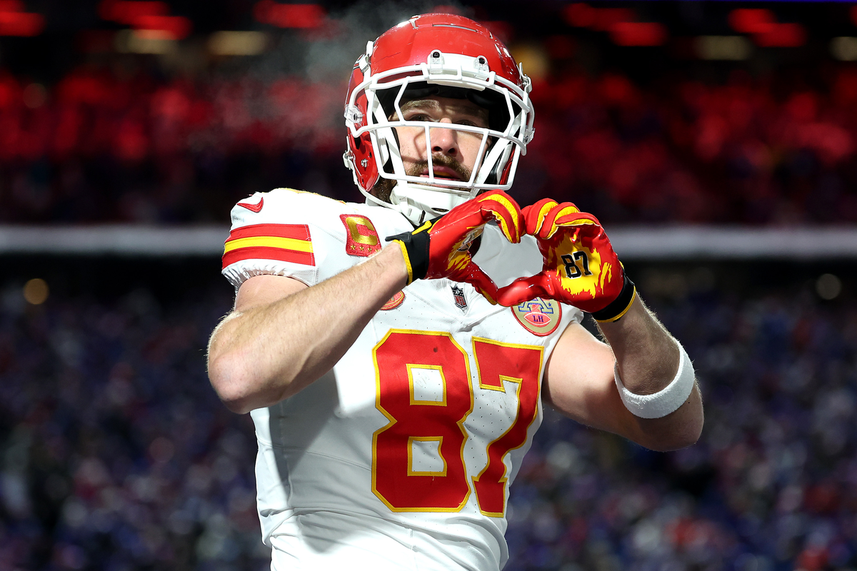 Travis Kelce makes heart gesture towards girlfriend Taylor Swift after scoring touchdown  (Getty Images)