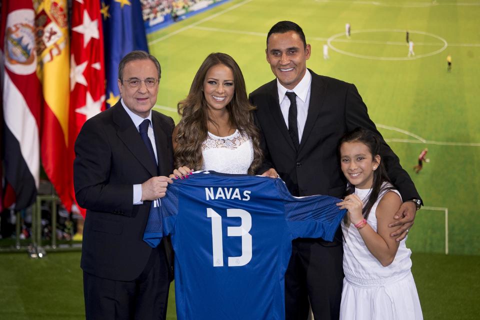 El arquero costarricense Keylor Navas (en el medio a la derecha), su esposa Andrea Salas (en el medio), el presidente del Real Madrid Florentino Pérez (izquierda) y la hija Daniela posan en la presentación en el estadio Santiago Bernabéu el martes 5 de agosto de 2014. (AP Foto/Andres Kudacki)