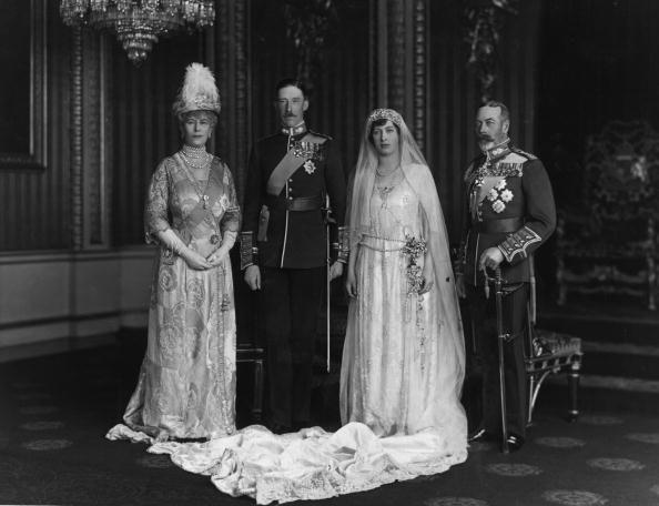 <p>Princess Mary marries Viscount Lascelles.</p>