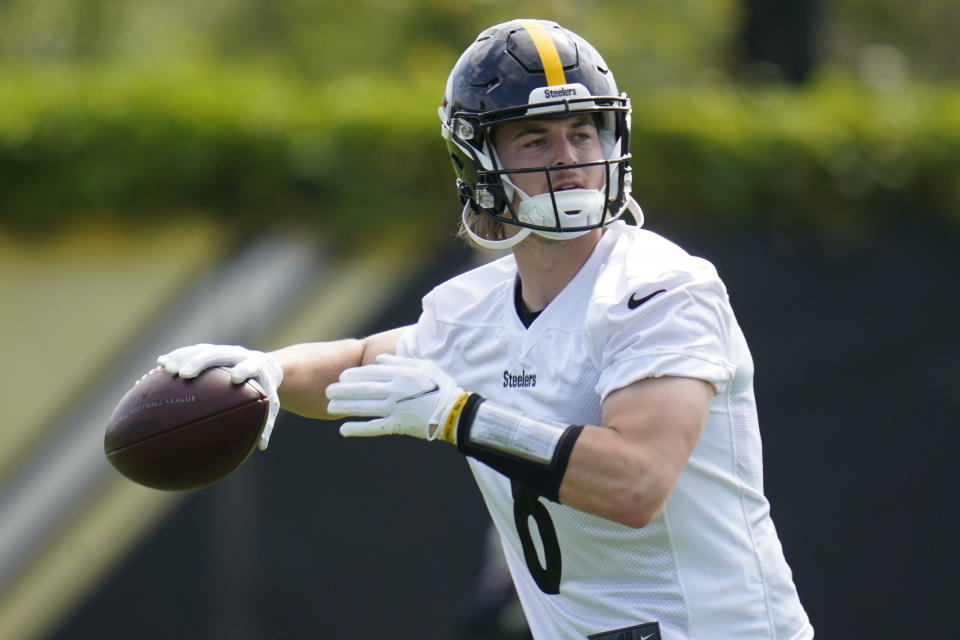 Pittsburgh Steelers quarterback Kenny Pickett participates in drills during an NFL football practice, Tuesday, May 24, 2022, in Pittsburgh. (AP Photo/Keith Srakocic)