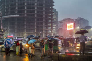 Le 7 décembre 2023, des citadins attendent les transports en commun, à Dacca, au Bangladesh. . PHOTO SYED MAHAMUDUR RAHMAN/NURPHOTO/AFP