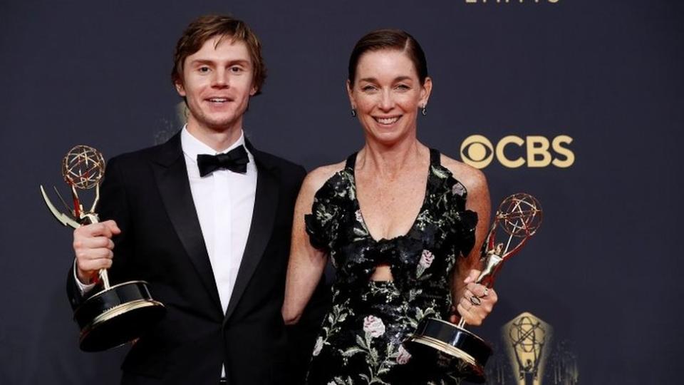 Evan Peters y Julianne Nicholson