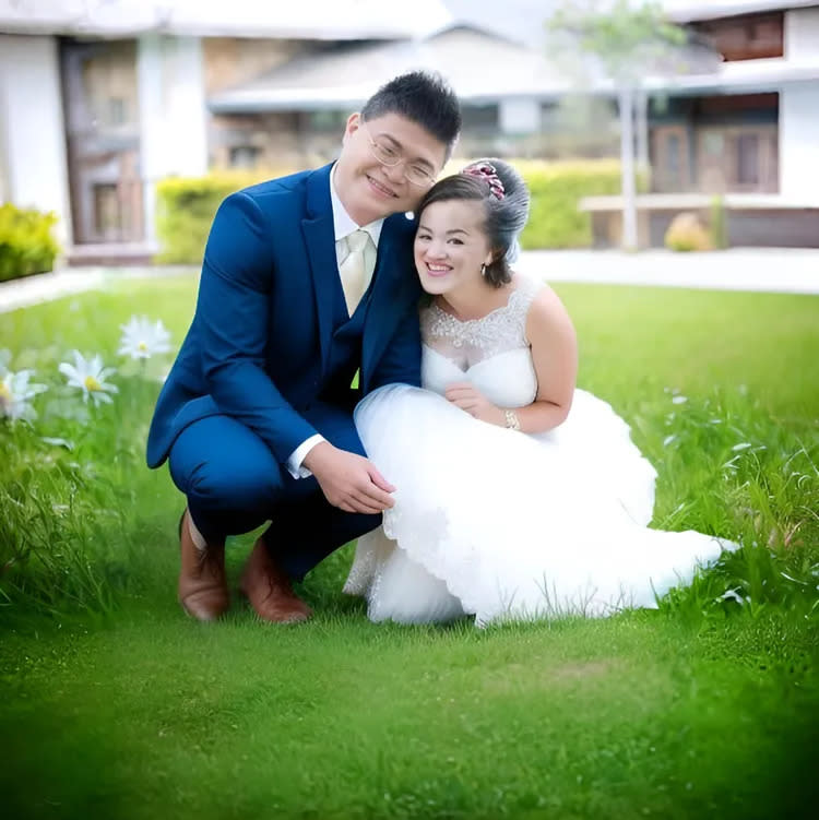 《P圖公社》版主Hana Lee特別幫兩人P了一張情侶照，不僅讓身障夫四肢健全，也讓女網友成為最美的女伴。翻攝《P圖公社》社團