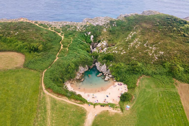 Gulpiyuri, una playa paradisiaca en Asturias