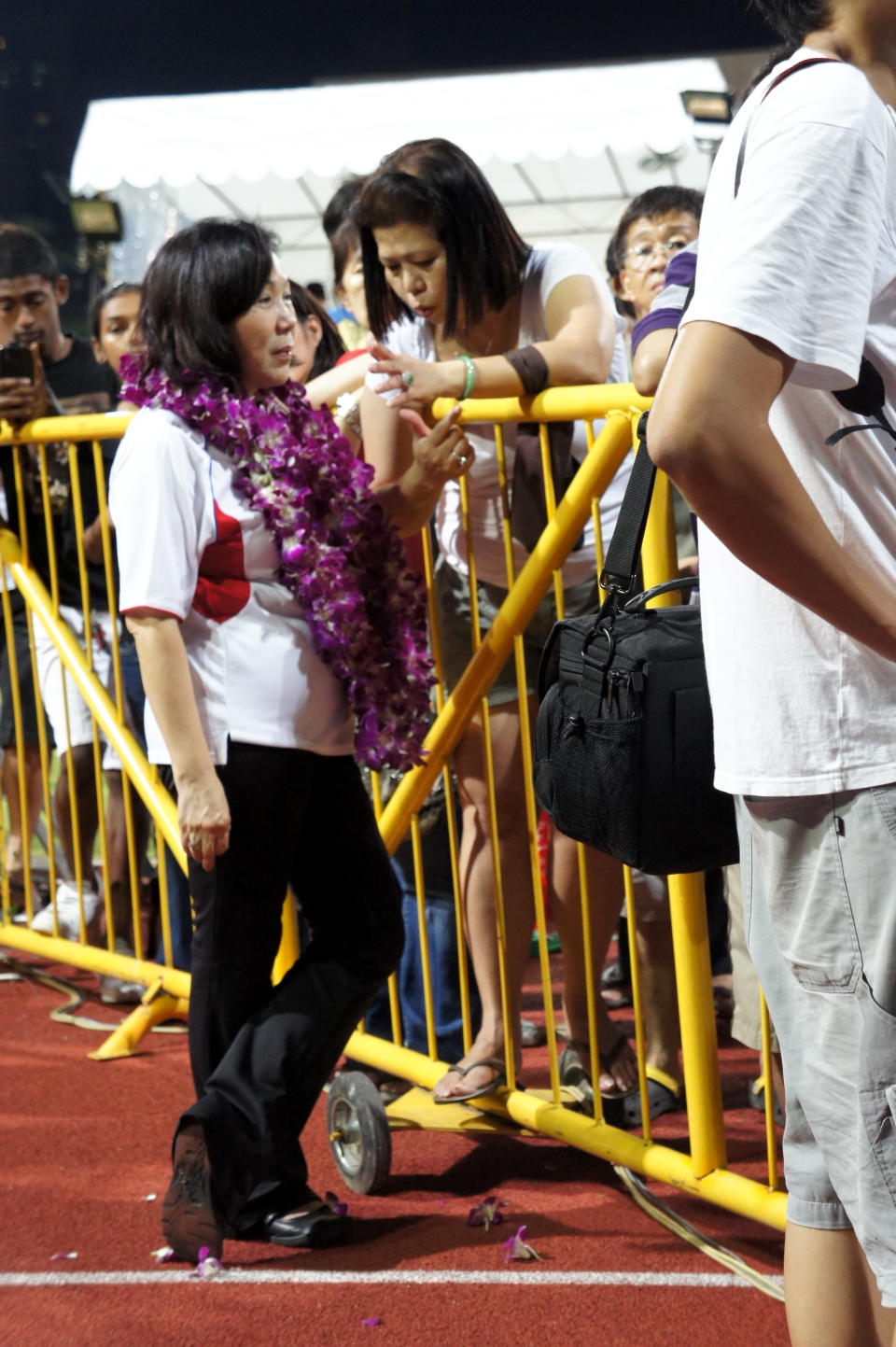 Lina Chiam talks to a member of the public after SPP's rally. (Yahoo! photo/ Alicia Wong)
