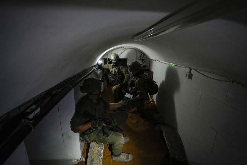 <cite>以色列軍方稱在聯合國近東巴勒斯坦難民救濟工作署（UNRWA）加薩市總部下方發現哈瑪斯地道。（AP）</cite>