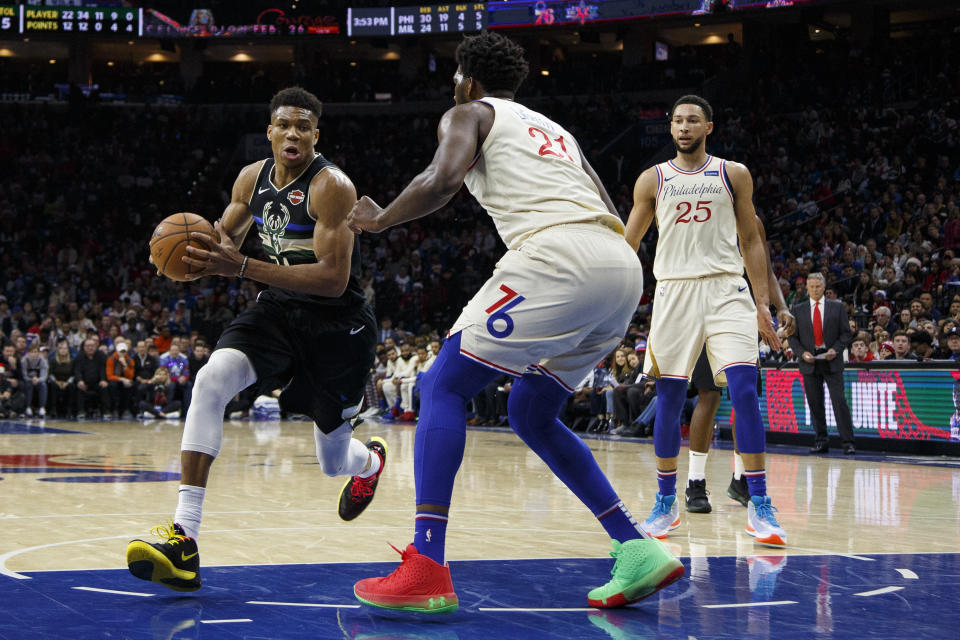 Giannis Antetokounmpo遭Joel Embiid嚴防。(AP Photo/Chris Szagola)