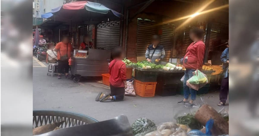 一名男子在土城區學府市場看到，女顧客朝著攤商老闆下跪。（圖／翻攝自「我是土城人」臉書）