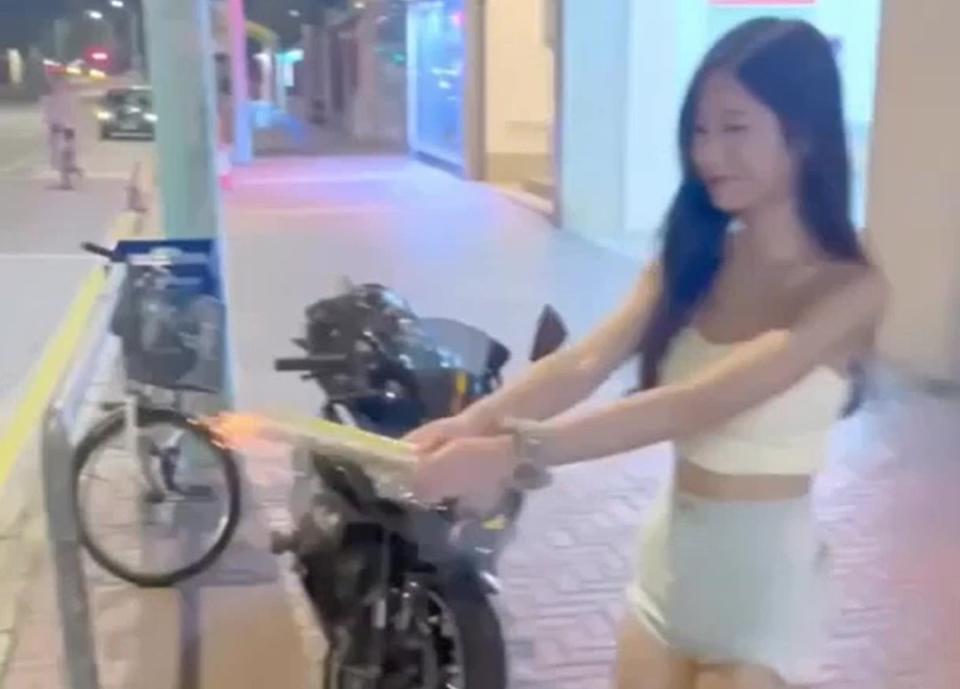 <strong>香港網紅Sophia拿著煙火朝馬路亂噴被捕。（圖／翻攝香港突發事故報料區及討論區）</strong>