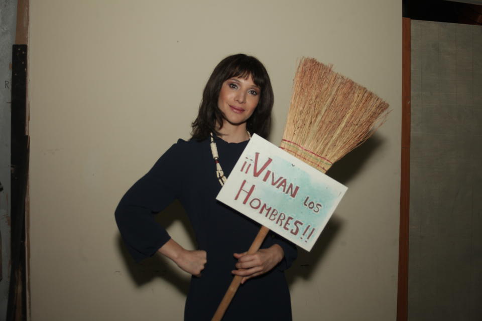 En esta imagen proporcionada por Amazon Prime Video Daniela Ramírez interpreta a la escritora chilena Isabel Allende de la serie "Isabel" que se estrena el 4 de junio en Amazon Prime Video. (Amazon Prime Video via AP)