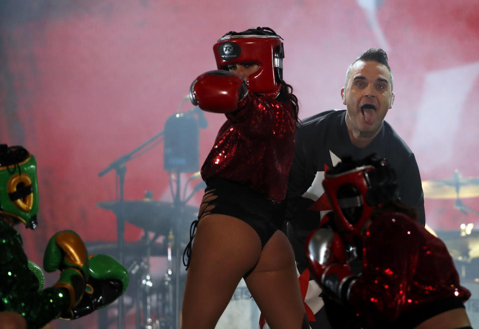 El cantante británico Robbie Williams, derecha, durante su concierto en el festival Corona Capital en la Ciudad de México el sábado 17 de noviembre de 2018. (Foto AP/Eduardo Verdugo)