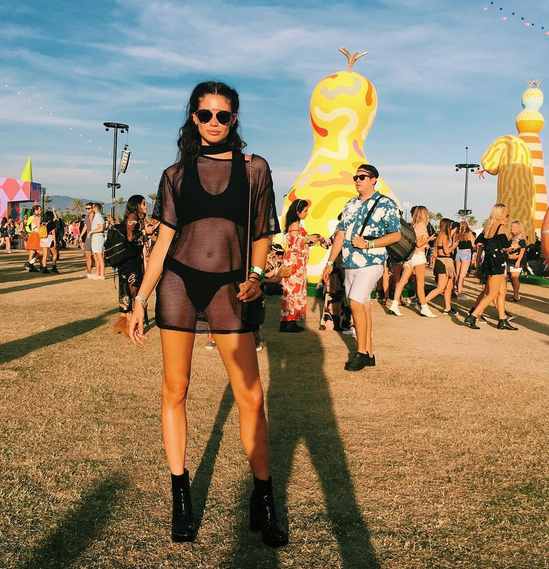 <p>Nicht nur im Job zeigt Victoria’s-Secret-Engel Sara Sampaio viel Haut, auch beim Coachella Festival setzte das Topmodel aus Portugal auf ein luftiges Outfit. (Foto: Instagram/Sara Sampaio) </p>