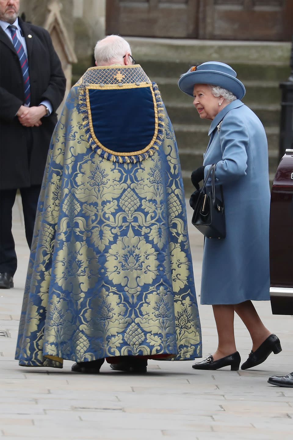 <p>The queen is greeted at Westminster Abbey.</p>