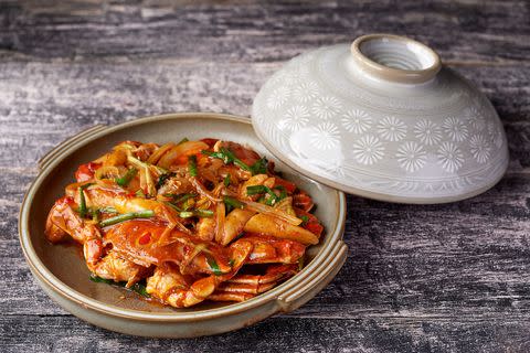 將螃蟹與代表性的辣炒年糕結合推出「韓式辣蟹炒年糕」