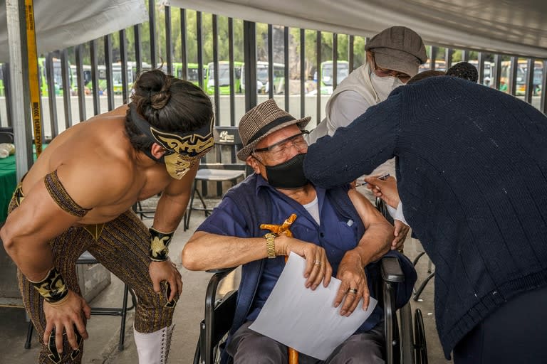 Las personas celebran después de recibir su segunda dosis de la vacuna AstraZeneca contra el Covid-19 en la Ciudad de México, el 14 de abril de 2021