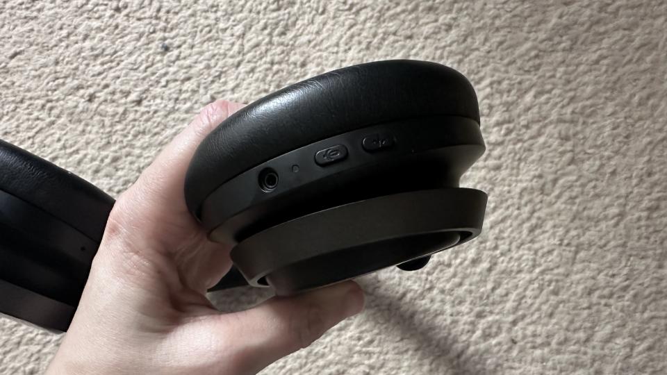 Philips Fidelio L4 earcup close up