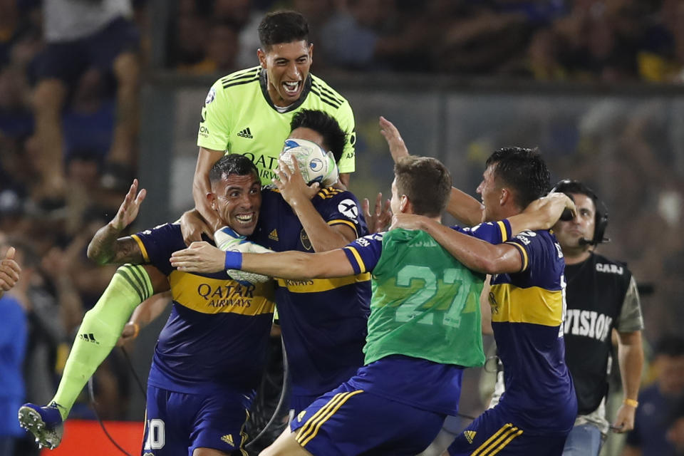 Carlos Tevez (abajo a la derecha) celebra con sus compañeros de Boca Juniors la victoria 1-0 ante Gimnasia y Esgrima para ganar el título de la Superliga argentina, el sábado 7 de marzo de 2020. (AP Foto/Natacha Pisarenko)