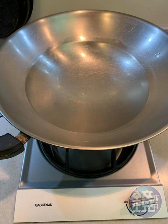 大鍋煮熱水。