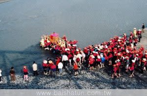 白沙屯媽祖潦過濁水溪。（圖／白沙屯媽祖婆網站）