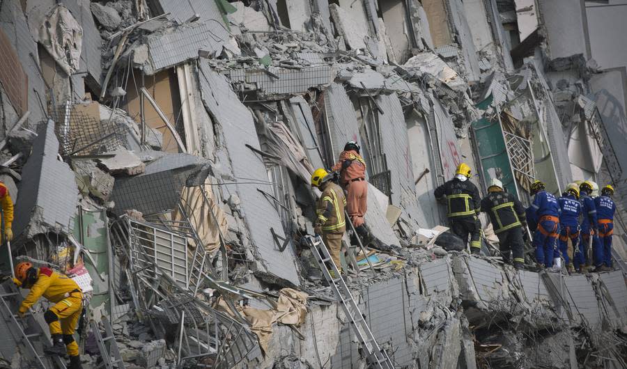 17 Photos Of Rescue Workers Saving Lives Following Massive Earthquake in Taiwan