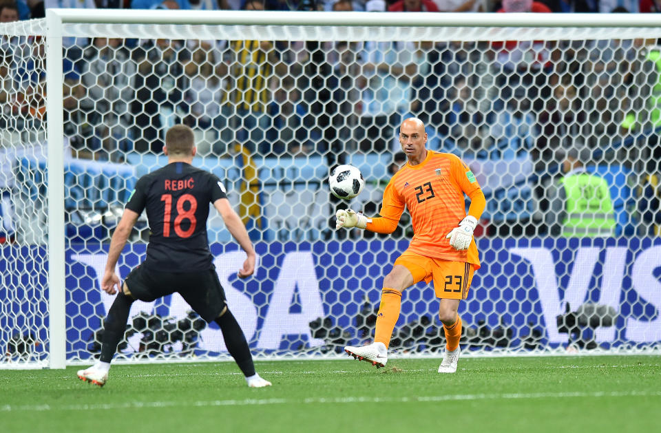 <p>Sie Szene des Spiels! Der Torwart der Argentiner Willy Caballero versucht Ante Rebic zu überlupfen. Der Ball gerät zu kurz und der Kroate trifft satt per Volley zum 1:0 in der 53. Minute. </p>