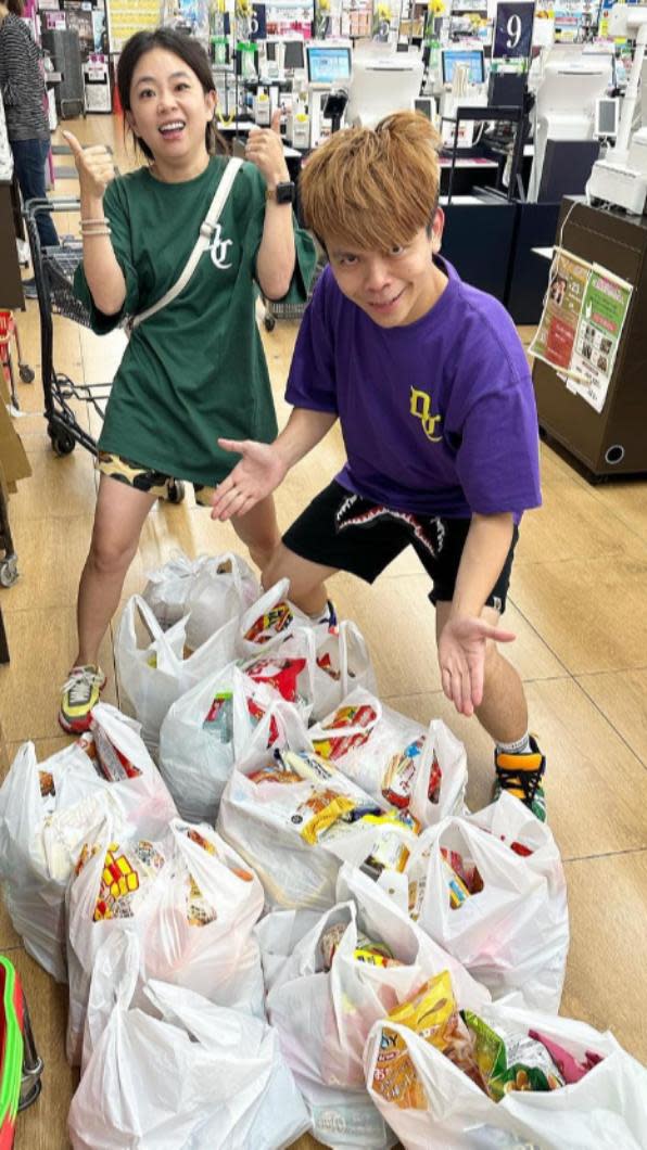 蔡阿嘎一行人遊日遇颱風天，他幫其他人備滿12包購物袋，裡面全部裝滿零食。（圖／翻攝自蔡阿嘎IG）