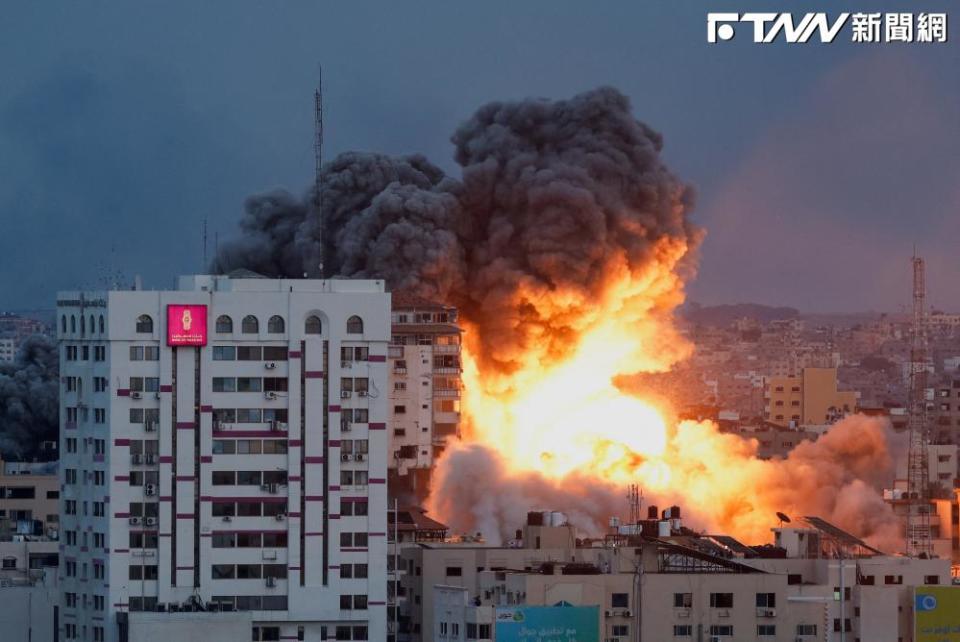 以色列7日遭巴勒斯坦激進組織「哈瑪斯」大規模砲彈攻擊​​​​​​​，造成嚴重傷亡。（圖／路透社）