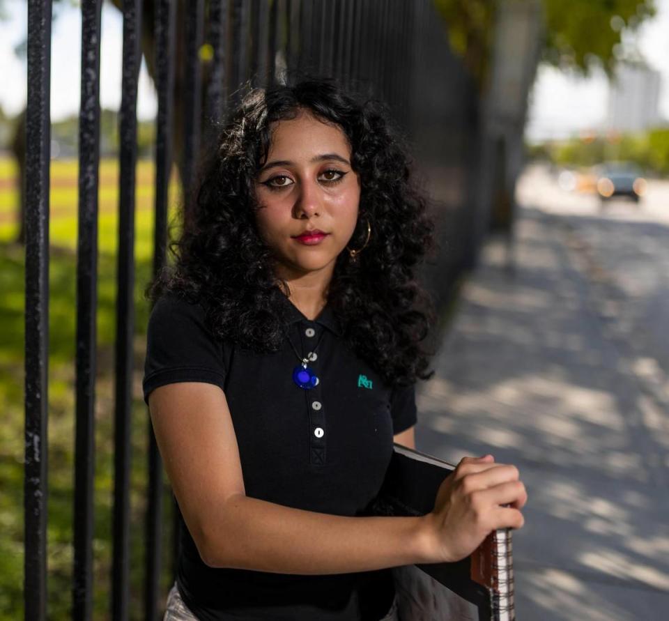 Allison Juárez, de 15 años, estudiante de 11º grado en la Preparatoria Booker T. Washington, es fotografiada åfuera de su escuela el martes 11 de octubre de 2022, en Miami, Florida.