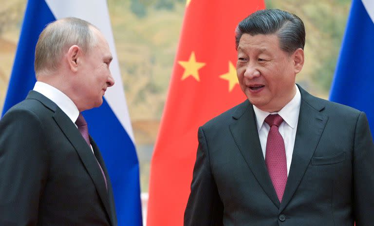 El presidente de Rusia, Vladimir Putin, y su homólogo chino, Xi Jinping, posan durante una reunión en la Casa de Huéspedes del Estado de Diaoyutai