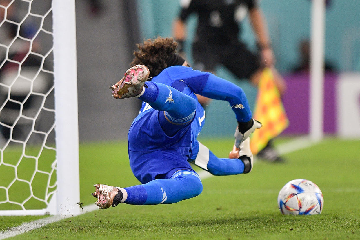 Guillermo Ochoa atajó un penal a Robert Lewandowski en el partido entre México y Polonia del Grupo C (Foto: Pablo Morano/BSR Agency/Getty Images)