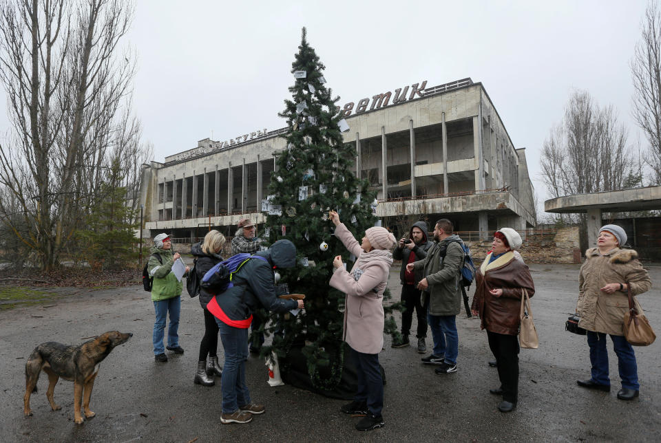 L'albero è stato installato nell'ambito di una campagna voluta dall'Associazione dei tour operator di Chernobyl. Ad addobbarlo sono stati gli ex residenti della cittadina, che hanno portato anche loro decorazioni. (REUTERS/Valentyn Ogirenko)