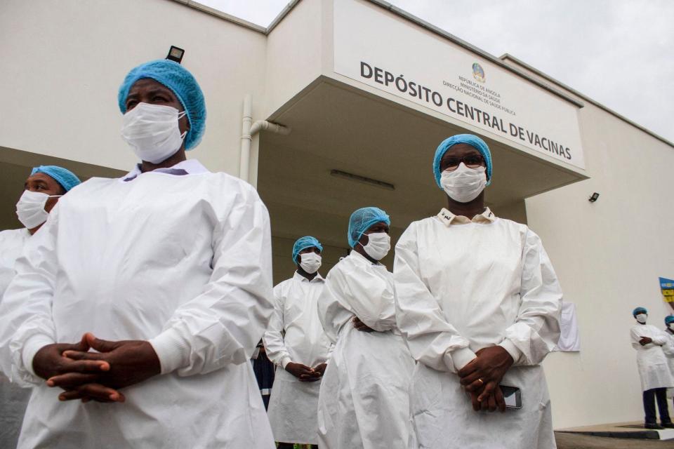 ANGOLA: Los trabajadores de la salud angoleños se encuentran fuera del Deposito Central de Vacunas donde se almacenarán las primeras dosis de las vacunas Oxford / AstraZeneca de la India en Luanda el 2 de marzo de 2021.