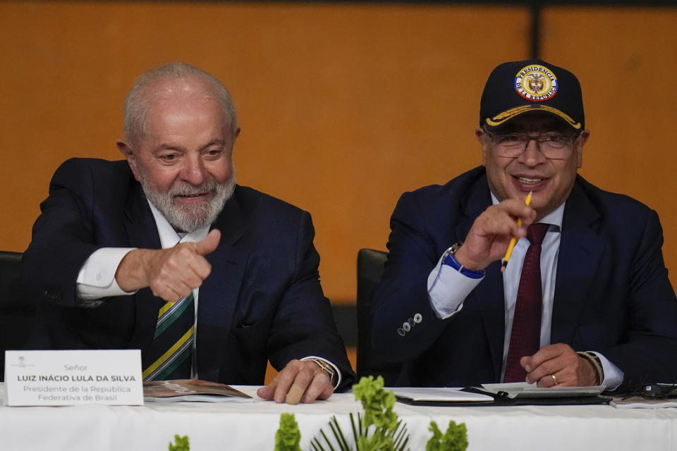 El presidente de Brasil, Luiz Inácio Lula da Silva, a la izquierda, y el presidente de Colombia, Gustavo Petro, asiste a la inauguración de la Feria Internacional del Libro en Bogotá, Colombia, el miércoles 17 de abril de 2024. (AP Foto/Fernando Vergara)