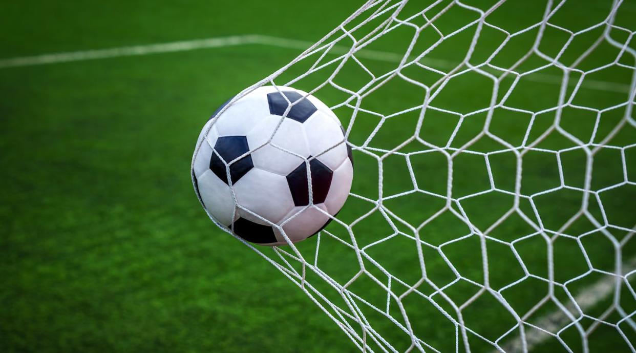 <a href="https://www.shutterstock.com/es/image-photo/soccer-ball-on-goal-net-background-2337756863" rel="nofollow noopener" target="_blank" data-ylk="slk:anek.soowannaphoom/Shutterstock;elm:context_link;itc:0;sec:content-canvas" class="link ">anek.soowannaphoom/Shutterstock</a>