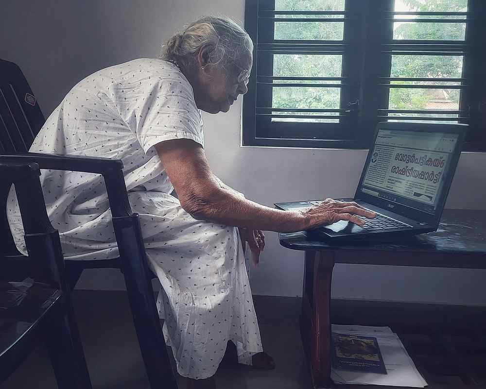 Mary Matthew reading the online Malayalam news. — Picture courtesy of Reddit/u/achilleswetheel