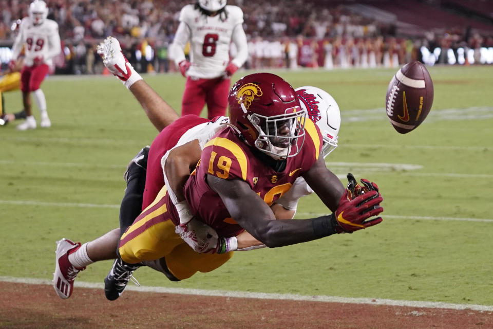 Southern California tight end Malcolm Epps, left, can't get to a pass in the end zone as Fresno State defensive back Evan Williams defends during the first half of an NCAA college football game Saturday, Sept. 17, 2022, in Los Angeles. (AP Photo/Mark J. Terrill)