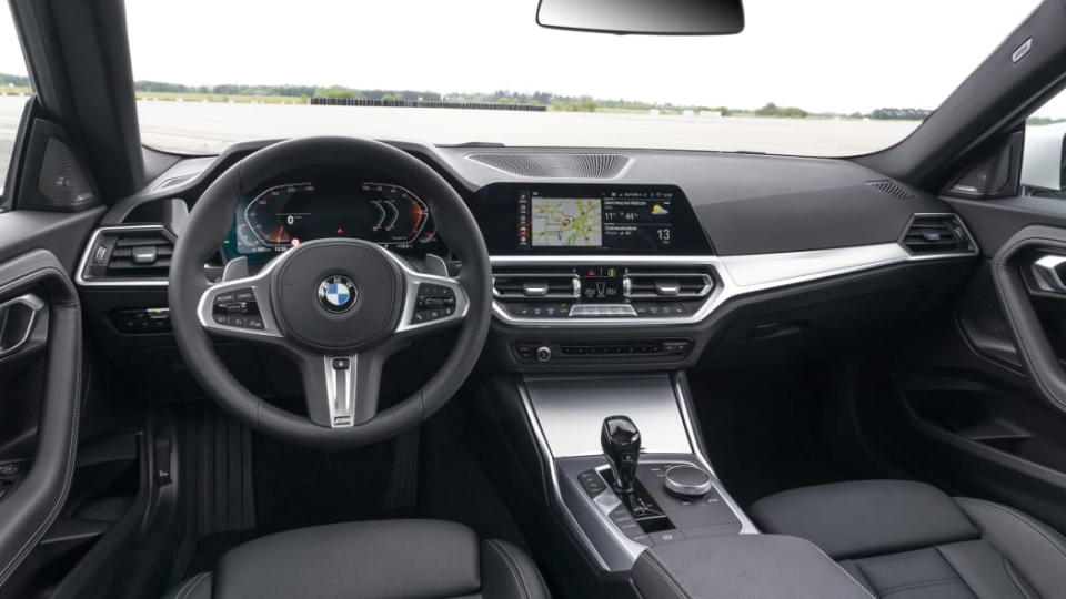 圖／ 2022 BMW 2 Series Coupe維持一貫的駕駛化導向座艙風格，採用12.3吋數位儀表與8.8吋中控螢幕。