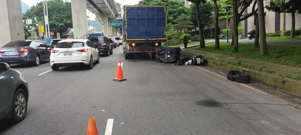 <strong>機車倒下的地方在路肩，地面有斜度和整排水溝蓋，是否因此造成機車摔倒，還需要進一步釐清。（圖／翻攝畫面）</strong>