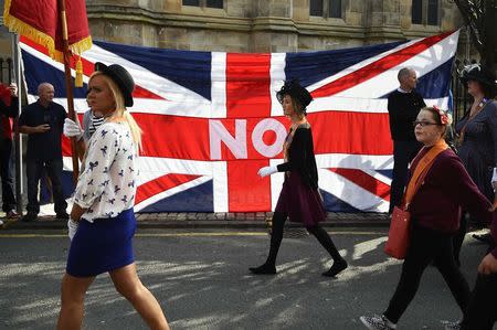 Loyalists march past a Union flag during a pro-Union rally in Edinburgh, Scotland September 13, 2014. REUTERS/Dylan Martinez