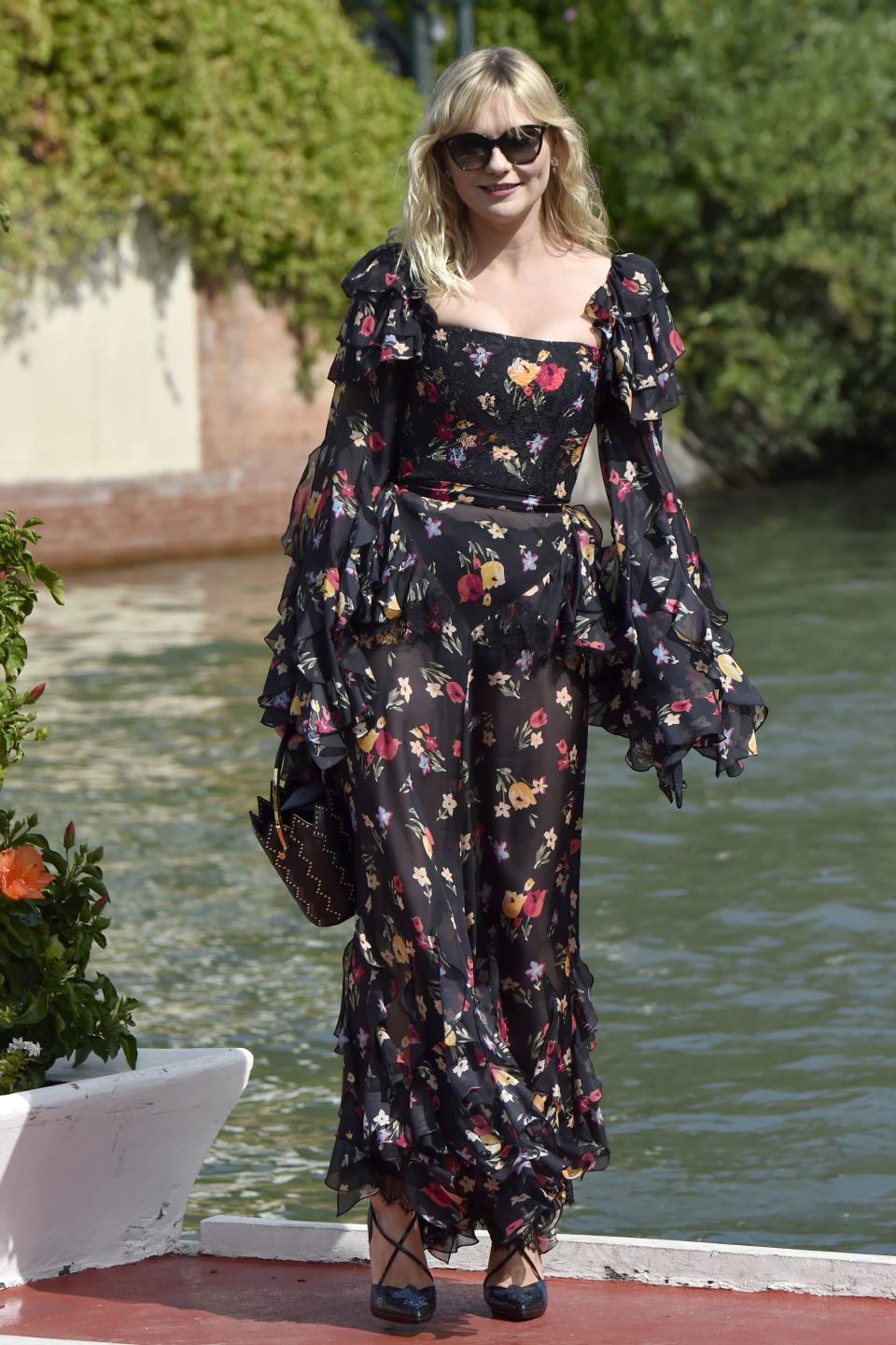 Kirsten Dunst am Vormittag in ähnlichem Outfit: ein dunkler Overall mit Blümchenmuster. (Bild: Splash News)