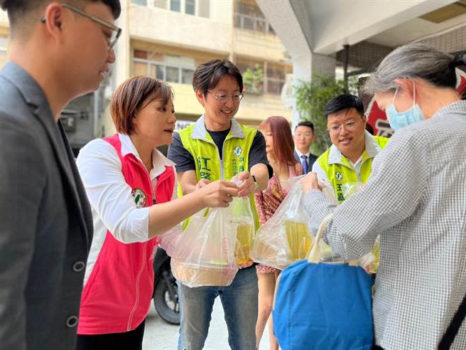 民進黨台中第六選區立委初選14日起將辦理民調作業，參選人江肇國與市議員陳雅惠發送愛心便當給弱勢。(江肇國團隊提供)